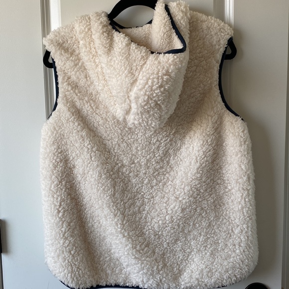 Weatherproof fuzzy cream vest - Picture 2 of 2